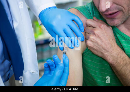 Apotheker geben Injektion für Patienten Stockfoto