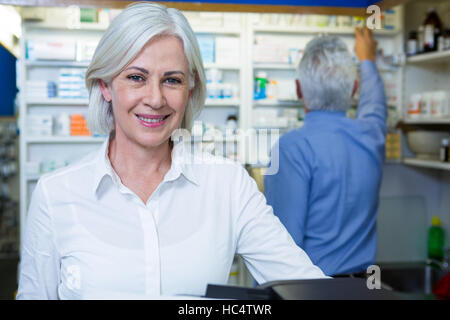 Apotheker, lächelnd und Kollege Überprüfung Medikamente Stockfoto