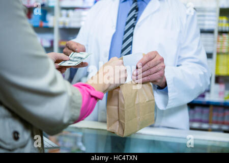 Apotheker Zahlungseingang von Kunden Stockfoto