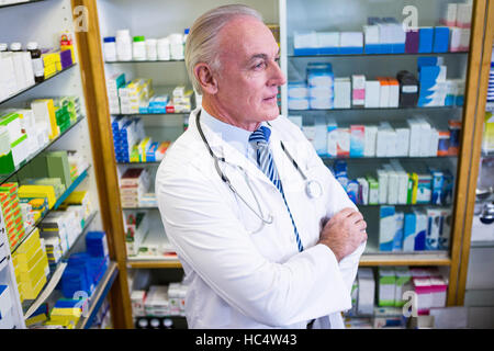 Apotheker Stand mit verschränkten Armen Stockfoto