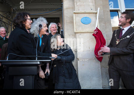 06.01.2016 - Cirencester, Gloucestershire, Uk - L, R - Tony Iommi von Black Sabbath - Brian May von Queen und Suzi Quattro, Enthüllung eine Gedenktafel an der späten Schlagzeuger Cozy Powell, die kamen aus der Stadt und starb bei einem Autounfall auf der m4 in 1998 Stockfoto