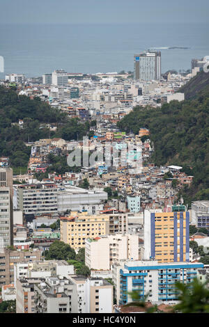 Die Flamengo-Umgebung mit Blick auf Copacabana gesehen von den Hügeln in der Favela Santa Marta in Rio De Janeiro, Brasilien. Stockfoto