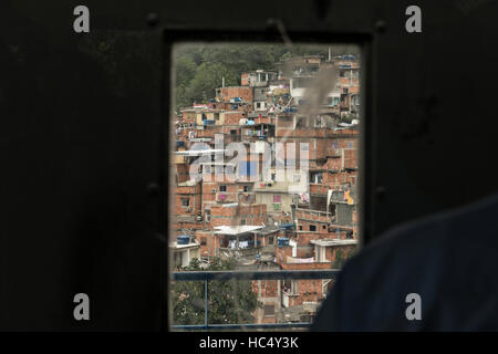 Blick von der Favela Santa Marta aus innerhalb der Standseilbahn Kabel-Straßenbahn in Rio De Janeiro, Brasilien. Stockfoto