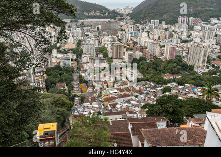 Die Flamengo-Nachbarschaft gesehen von den Hügeln in der Favela Santa Marta in Rio De Janeiro, Brasilien. Stockfoto