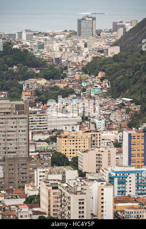 Die Flamengo-Umgebung mit Blick auf Copacabana gesehen von den Hügeln in der Favela Santa Marta in Rio De Janeiro, Brasilien. Stockfoto