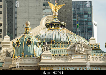 Die Kuppel und Adler Dekoration auf dem Dach des Stadttheaters am Stadttheater Platz in Rio De Janeiro, Brasilien. Stockfoto