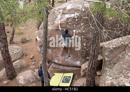 Klettern im Wald von Albarracin in Spanien Stockfoto