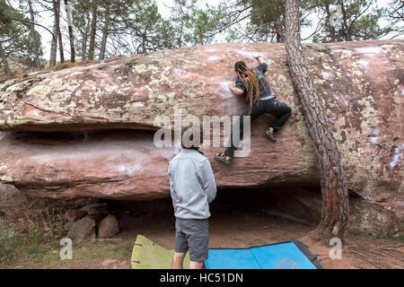 Klettern im Wald von Albarracin in Spanien Stockfoto