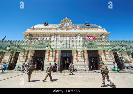 Die Franzosen angestellt Militärpatrouille strategisch wichtiges Objekt Bahnhof in der Mitte, sonnigen Tag, blauer Himmel, eine Menge von touristischen Stockfoto