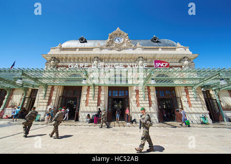 Die Franzosen angestellt Militärpatrouille strategisch wichtiges Objekt Bahnhof in der Mitte, sonnigen Tag, blauer Himmel, eine Menge von touristischen Stockfoto