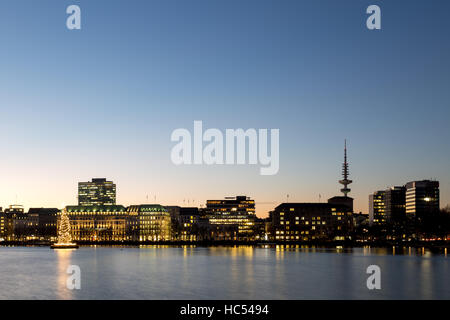 Hamburg, Deutschland - 2. Dezember 2016: Blick über die Binnenalster-See im Zentrum Stadt mit der skyline Stockfoto