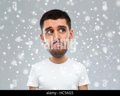 unglückliche Jüngling über Schnee Hintergrund Stockfoto