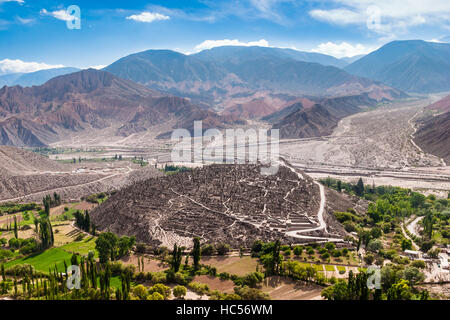 Luftaufnahme von Pucara Tilcara mit einem Berge im Hintergrund, Quebrada de Humahuaca, Provinz Jujuy, Argentinien Stockfoto