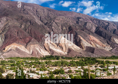 Stadtbild von Maimara, kleine Stadt am Fuße des Gebirges Paleta del Pintor, Quebrada de Humahuaca, Provinz Jujuy, Argentinien Stockfoto