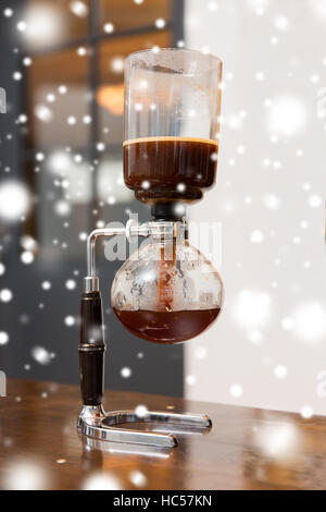 Nahaufnahme von Siphon Vakuum Kaffeemaschine Shop Stockfoto