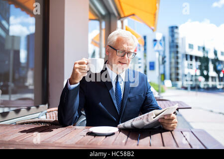 leitenden Geschäftsmann mit Zeitung, Kaffee trinken Stockfoto