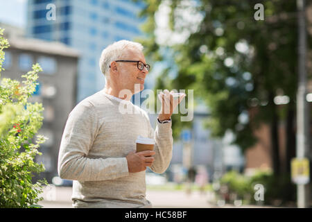 Alter Mann mit Befehl Diktiergerät auf smartphone Stockfoto