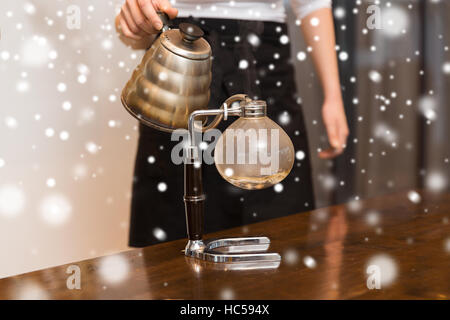 Nahaufnahme von Frau mit Siphon Kaffeemaschine und Topf Stockfoto