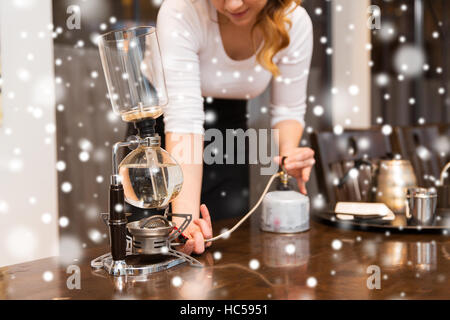 Nahaufnahme von Frau mit Siphon Kaffeemaschine und Topf Stockfoto