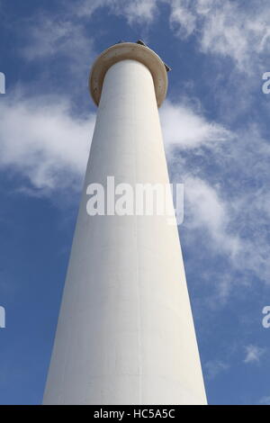 Ein Leuchtturm, umrahmt von einem blauen Himmel und Wolken Stockfoto