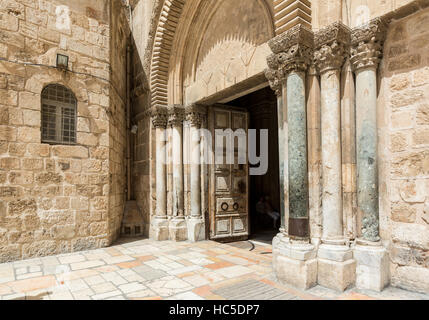 JERUSALEM, ISRAEL - 6. April 2016: Eintritt in die Kirche des Heiligen Grabes in Jerusalem am 6. April 2016, Israel Stockfoto