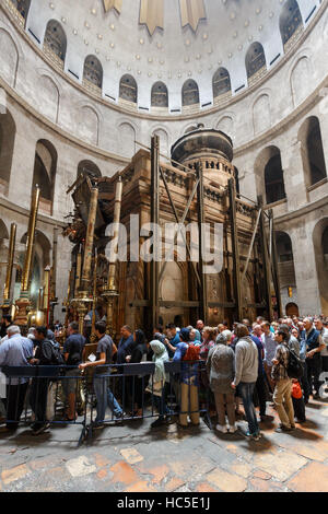 JERUSALEM, ISRAEL - 6. April 2016: Pilgern und Touristen warten darauf, Ädikula geben in der Kirche des Heiligen Grabes, der Welt größte Christian Stockfoto