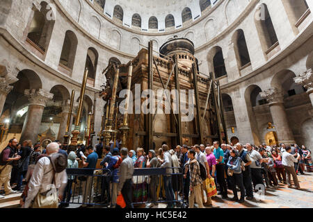 JERUSALEM, ISRAEL - 6. April 2016: Pilgern und Touristen warten darauf, Ädikula geben in der Kirche des Heiligen Grabes, der Welt größte Christian Stockfoto