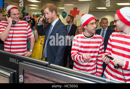 Prinz Harry mit Jack O'Brien und Phil McMahon (links-rechts nicht gegeben) wie er Stadt Makler bei ICAP verbindet und Prominente aus der Welt des Sports, Fernsehen und Unterhaltung auf ihre trading Floor in der City of London für die Firma 24. Charity Fundraising Tag. Stockfoto