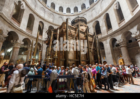 JERUSALEM, ISRAEL - 6. April 2016: Pilgern und Touristen warten darauf, Ädikula geben in der Kirche des Heiligen Grabes, der Welt größte Christian Stockfoto