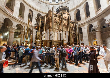 JERUSALEM, ISRAEL - 6. April 2016: Pilgern und Touristen warten darauf, Ädikula geben in der Kirche des Heiligen Grabes, der Welt größte Christian Stockfoto