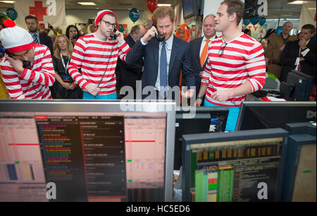 Prinz Harry mit Jack O'Brien und Phil McMahon (links-rechts nicht gegeben) wie er Stadt Makler bei ICAP verbindet und Prominente aus der Welt des Sports, Fernsehen und Unterhaltung auf ihre trading Floor in der City of London für die Firma 24. Charity Fundraising Tag. Stockfoto