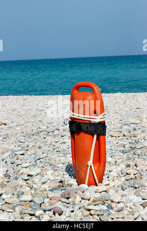 Roten Bademeister Schwimmen am Strand. Vertikales Bild. Stockfoto