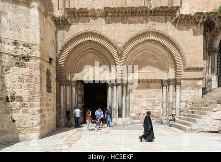 JERUSALEM, ISRAEL - 6. April 2016: Eintritt in die Kirche des Heiligen Grabes in Jerusalem am 6. April 2016, Israel Stockfoto