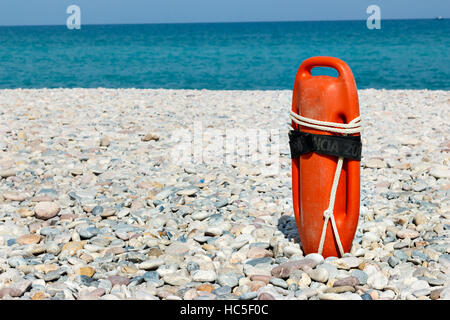 Roten Bademeister Schwimmen am Strand. Horizontales Bild. Stockfoto