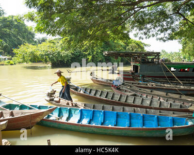 Taxi-Boote warten auf Fahrgäste in Mrauk U, eine Stadt im Rakhine-Staat von Myanmar. Stockfoto