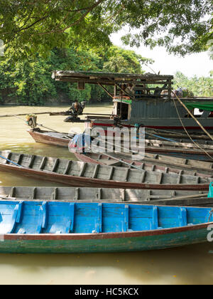 Taxi-Boote warten auf Fahrgäste in Mrauk U, eine Stadt im Rakhine-Staat von Myanmar. Stockfoto