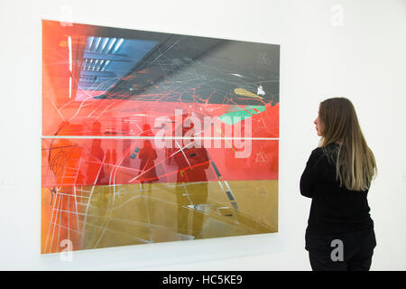 London, UK. 7. Dezember 2016. Eine Galerie-Assistent befasst sich mit der Zeichnung Berlin 2000, 1988, von Zaha Hadid. Die Ausstellung frühe Gemälde und Zeichnungen von Zaha Hadid eröffnet in der Serpentine Sackler Gallery in London. Die Ausstellung in Zusammenarbeit mit Swarovski, läuft von 8. Dezember 2016 bis 12. Februar 2017. Stockfoto