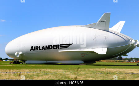 Größte Flugzeug der Welt wurde zum ersten Mal an diesem Wochenende aus seinem Hangar gebracht.   Flugzeug/Luftschiff Hybrid, Airlander 10, zog aus Großbritanniens größte Hangar in Cardington, Bedfordshire. Das 302ft-92 Meter lange Flugzeug wurde nach seinen Mast geschleppt. Stockfoto