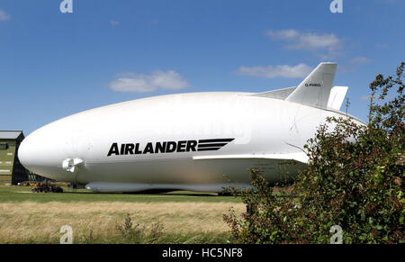 Größte Flugzeug der Welt wurde zum ersten Mal an diesem Wochenende aus seinem Hangar gebracht.   Flugzeug/Luftschiff Hybrid, Airlander 10, zog aus Großbritanniens größte Hangar in Cardington, Bedfordshire. Das 302ft-92 Meter lange Flugzeug wurde nach seinen Mast geschleppt. Stockfoto