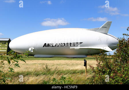 Größte Flugzeug der Welt wurde zum ersten Mal an diesem Wochenende aus seinem Hangar gebracht.   Flugzeug/Luftschiff Hybrid, Airlander 10, zog aus Großbritanniens größte Hangar in Cardington, Bedfordshire. Das 302ft-92 Meter lange Flugzeug wurde nach seinen Mast geschleppt. Stockfoto