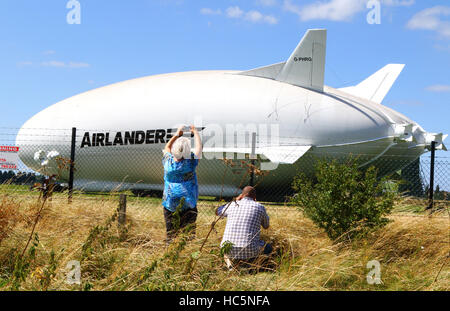 Größte Flugzeug der Welt wurde zum ersten Mal an diesem Wochenende aus seinem Hangar gebracht.   Flugzeug/Luftschiff Hybrid, Airlander 10, zog aus Großbritanniens größte Hangar in Cardington, Bedfordshire. Das 302ft-92 Meter lange Flugzeug wurde nach seinen Mast geschleppt. Stockfoto