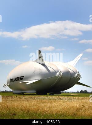 Größte Flugzeug der Welt wurde zum ersten Mal an diesem Wochenende aus seinem Hangar gebracht.   Flugzeug/Luftschiff Hybrid, Airlander 10, zog aus Großbritanniens größte Hangar in Cardington, Bedfordshire. Das 302ft-92 Meter lange Flugzeug wurde nach seinen Mast geschleppt. Stockfoto