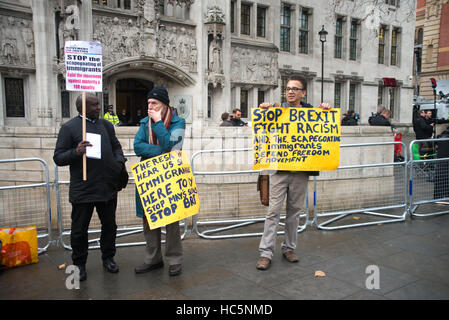 London, UK. 7. Dezember 2016. Anti-Brexiters und Brexiters außerhalb der oberste Gerichtshof am dritten Tag eine viertägige Anhörung zu protestieren. Die Regierung von Premierminister Theresa May suchen, ein Urteil zu stürzen, dass es parlamentarische Genehmigung vor Austritt auslösen muss. Bildnachweis: Alberto Pezzali/Pacific Press/Alamy Live-Nachrichten Stockfoto