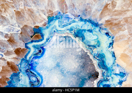 Nahaufnahme von blauen und weißen Kristallen in der Mitte einer geode Stockfoto