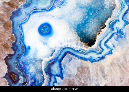 Nahaufnahme von blauen und weißen Kristallen in der Mitte einer geode Stockfoto