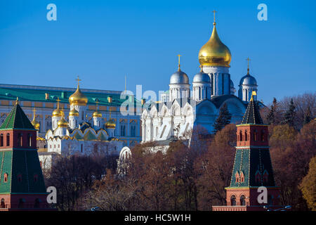 Erzengel-Kathedrale und Ivan die große Glocke im Kreml, Moskau, Russland Stockfoto