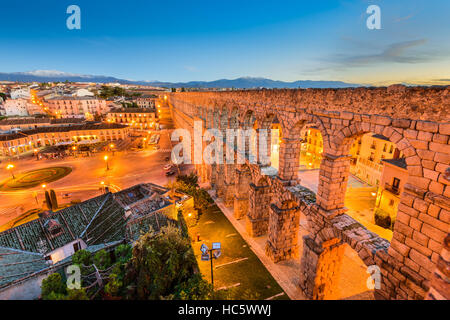 Blick auf die Stadt Segovia, Spanien am Plaza del Azoguejo und der antiken römischen Aquädukt. Stockfoto