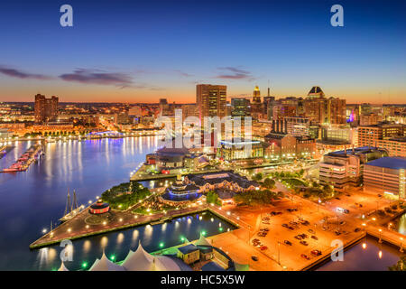 Baltimore, Maryland, USA inneren Hafen und die Skyline der Innenstadt in der Dämmerung. Stockfoto