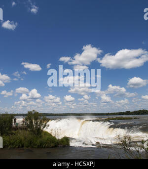 Iguazu: Panoramablick über den spektakulären Garganta del Diablo, des Teufels Rachen, die eindrucksvollste Schlucht die Iguazu-Wasserfälle Stockfoto