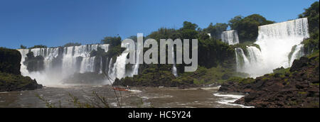 Iguazu: Regenwald und Panoramablick auf die Iguazu Wasserfälle, die durch den Fluss Iguazu, eine der wichtigsten touristischen Attraktionen von Lateinamerika Stockfoto